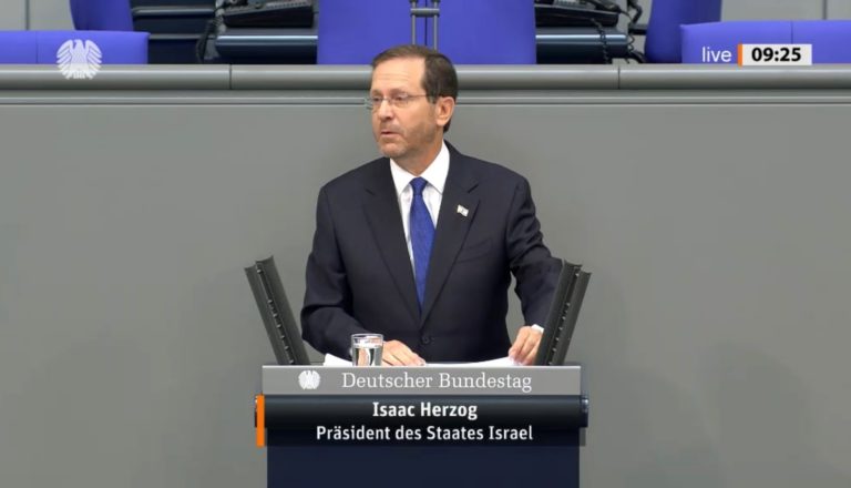 Issac Herzog spricht im Plenum