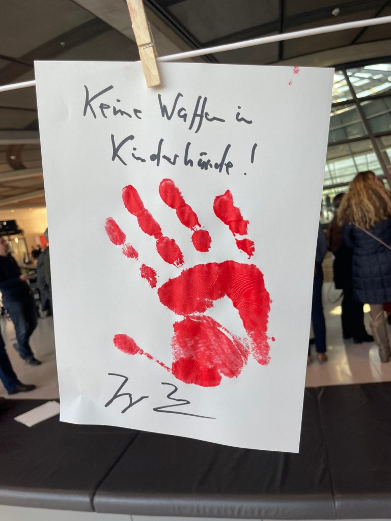 „Red Hand Day“-Aktion gegen den Einsatz von Kindersoldaten