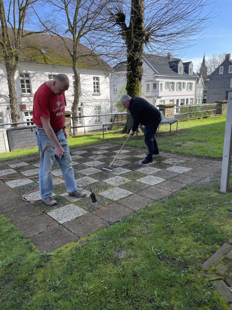 Reinigungs- und Pflegeaktion des Cronenberger Heimat- und Bürgervereins am „Platz für alle“