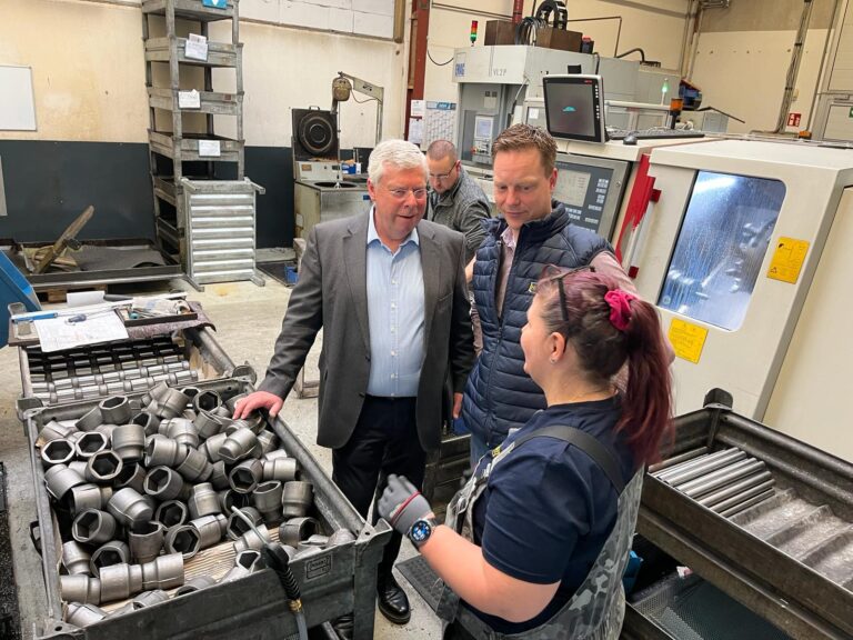 Girls-Day 2024 im Wahlkreis – Mit Leidenschaft dabei: Petra Töpfer an der CNC-Maschine