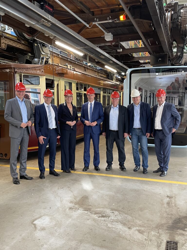 Parlamentarischer Staatssekretär Hirte bei der Schwebebahn