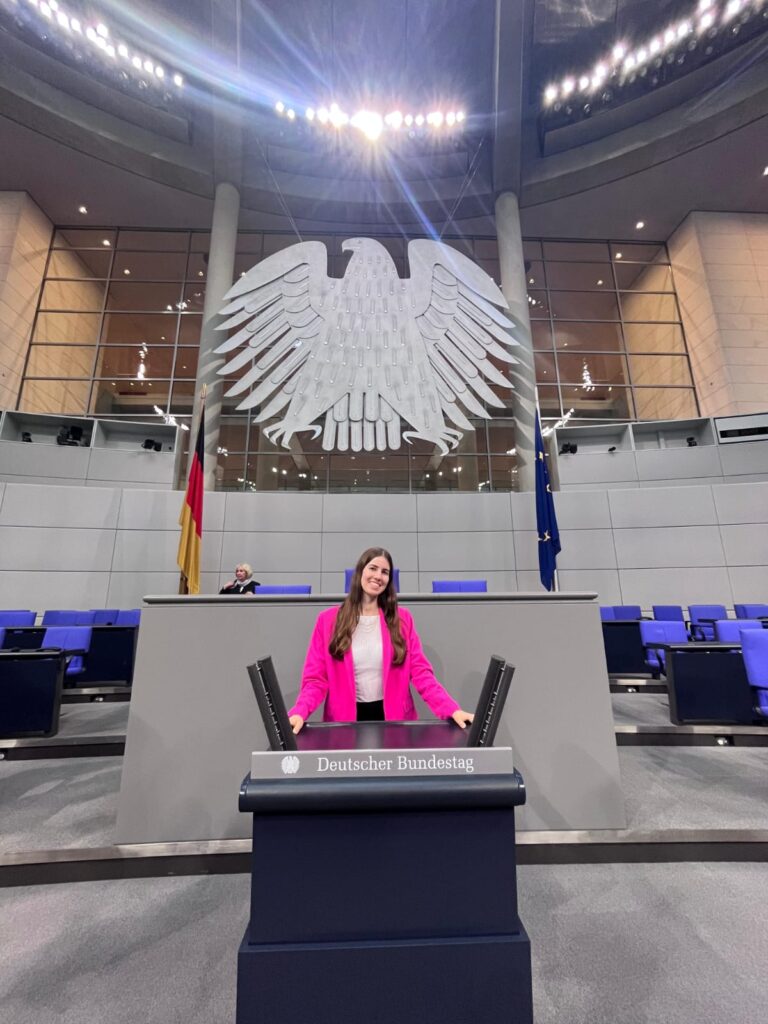 Ein Blick hinter die Kulissen des Bundestags – Joena Kshyvitski beim Planspiel „Jugend und Parlament“